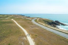  cyclists cote sauvage u00a9 patrice baissac - OTI baie de quiberon tourisme